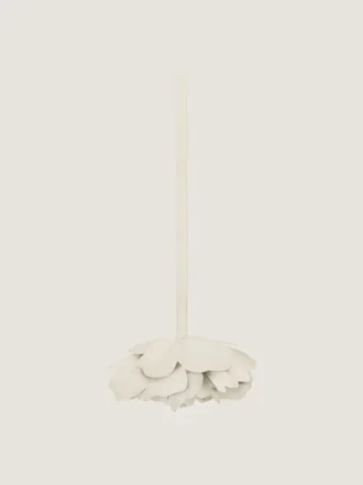 Breloc mic în formă de petale de trandafir din piele nappa