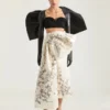 Fustă lungă din satin cu fundă și broderii Fustă lungă din satin cu fundă și broderii