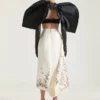 Fustă lungă din satin cu fundă și broderii Fustă lungă din satin cu fundă și broderii
