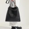 Geantă Hobo medie cu curea, din piele granată Geantă Hobo medie cu curea, din piele granată
