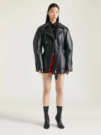 Jachetă de motociclist din piele, strânsă în talie