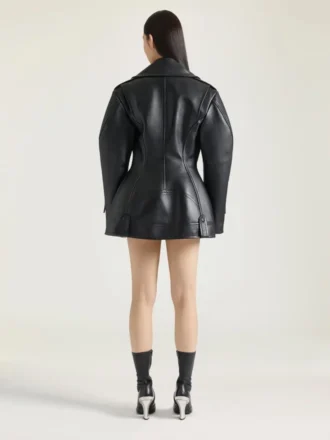 Jachetă de motociclist din piele, strânsă în talie