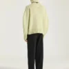 Pulover cu guler înalt și cusături couture din lână de alpaca și iac Pulover cu guler înalt și cusături couture din lână de alpaca și iac