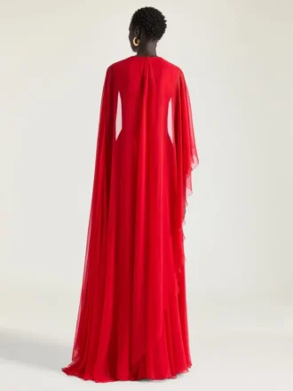 Rochie de seară drapată din șifon cu capă