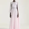 Rochie de seară drapată din șifon cu cristale și capă Rochie de seară drapată din șifon cu cristale și capă