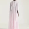 Rochie de seară drapată din șifon cu cristale și capă Rochie de seară drapată din șifon cu cristale și capă