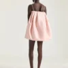 Rochie mini decupată din satin cu capă Rochie mini decupată din satin cu capă