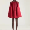 Rochie mini decupată din satin cu capă Rochie mini decupată din satin cu capă